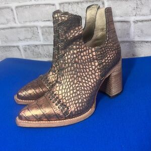 |•FREEBIRD🦅 BY STEVEN•| Jameson Blush Croco Booties Size 8
